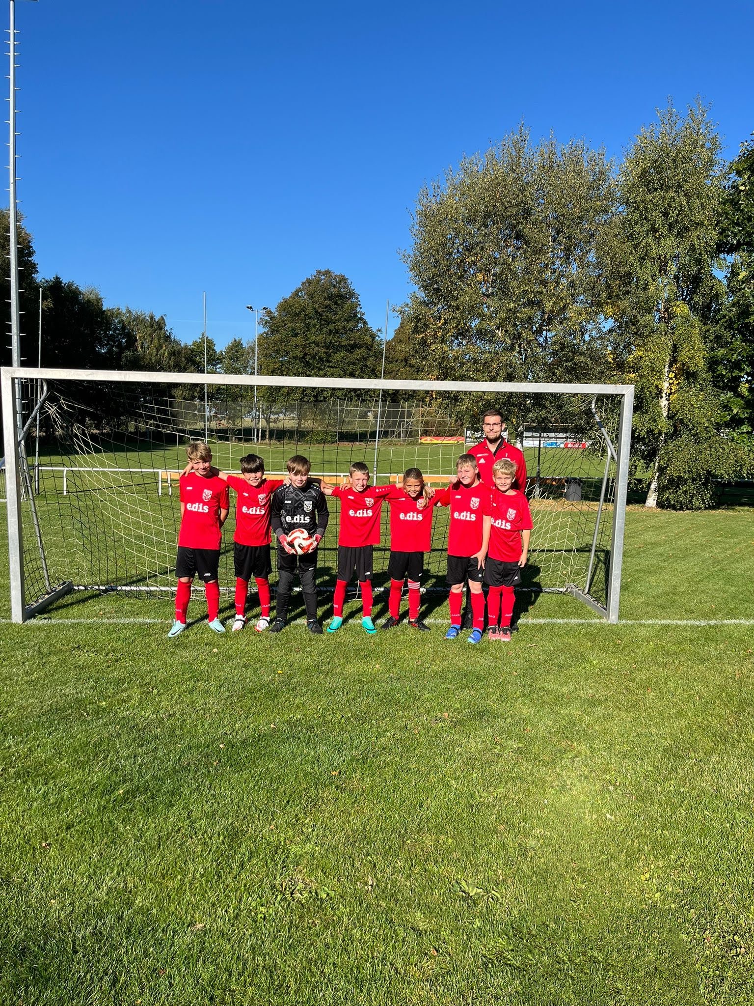 Mulsower E-Jugend mit ihrem Trainer Jakob Saufklever