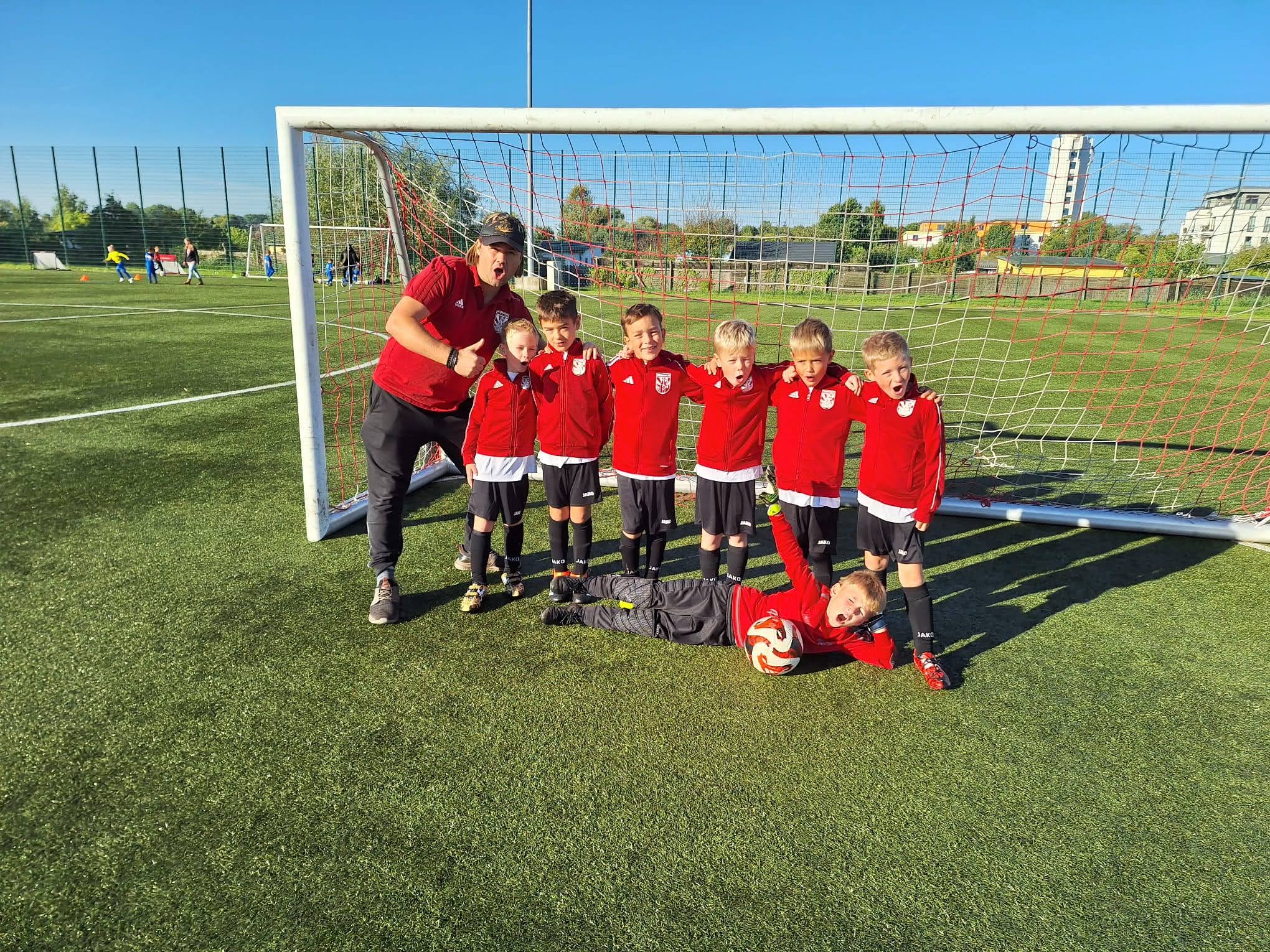 Mulsower F-Jugend mit ihrem Trainer Sebastian Kraatz